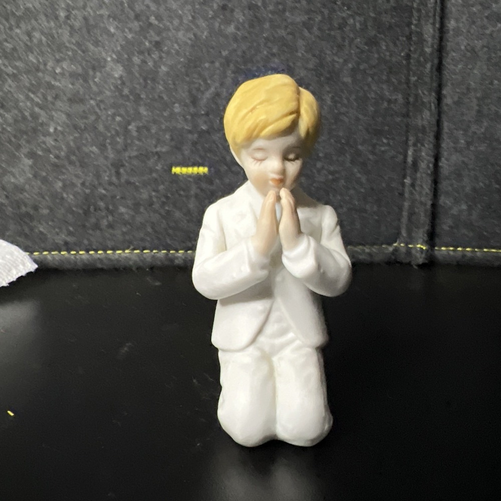 Confirmation/First Communion Praying Kneeling Blonde boy Enesco 1987 Religious